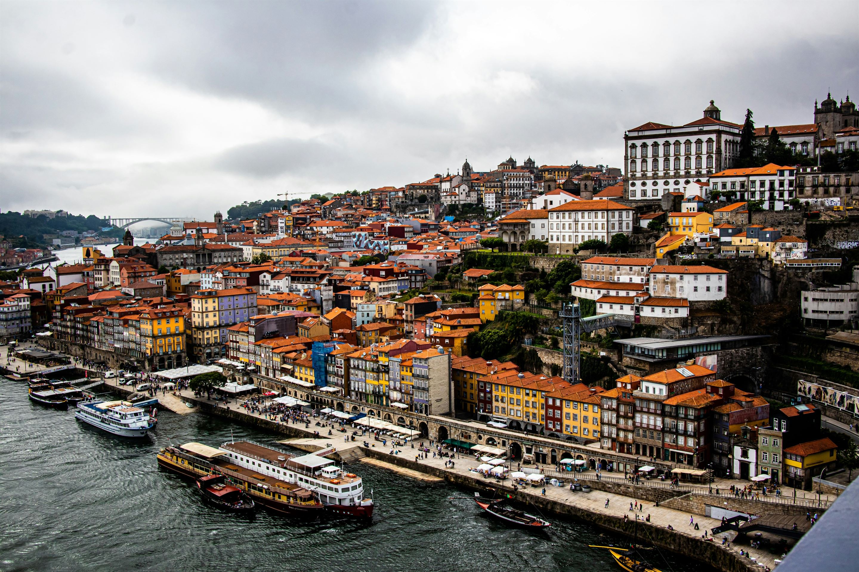 Ribeira do Porto vista de cima, com o Douro e a Ponte da Arrábida ao fundo