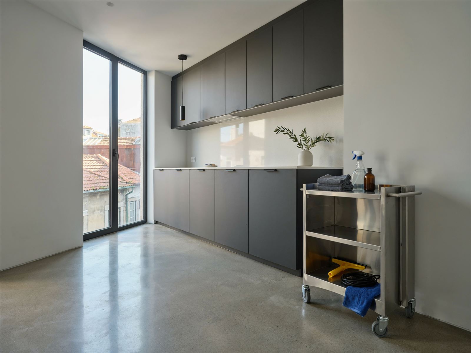 Cozinha renovada depois da limpeza pós-obra